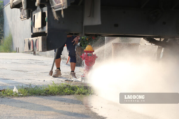 Test operation of the fire prevention and fighting system at an industrial cluster in Bac Ninh. Photo: Van Truong
