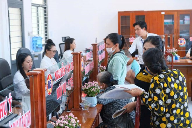 Thông tin liên quan đến chế độ tiền lương theo Nghị định 111/2022/NĐ-CP nhận được nhiều sự quan tâm của người lao động. Ảnh: Phong Linh
