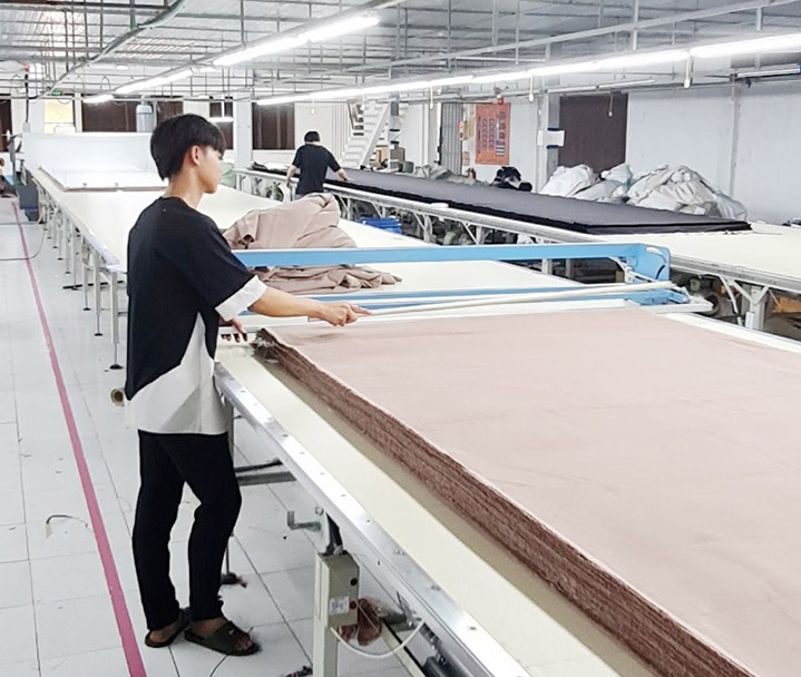 Theo, anh Tuấn, giảm giờ làm vừa ảnh hưởng đến thu nhập vừa phải làm việc vất vả hơn (Ảnh: MC) 