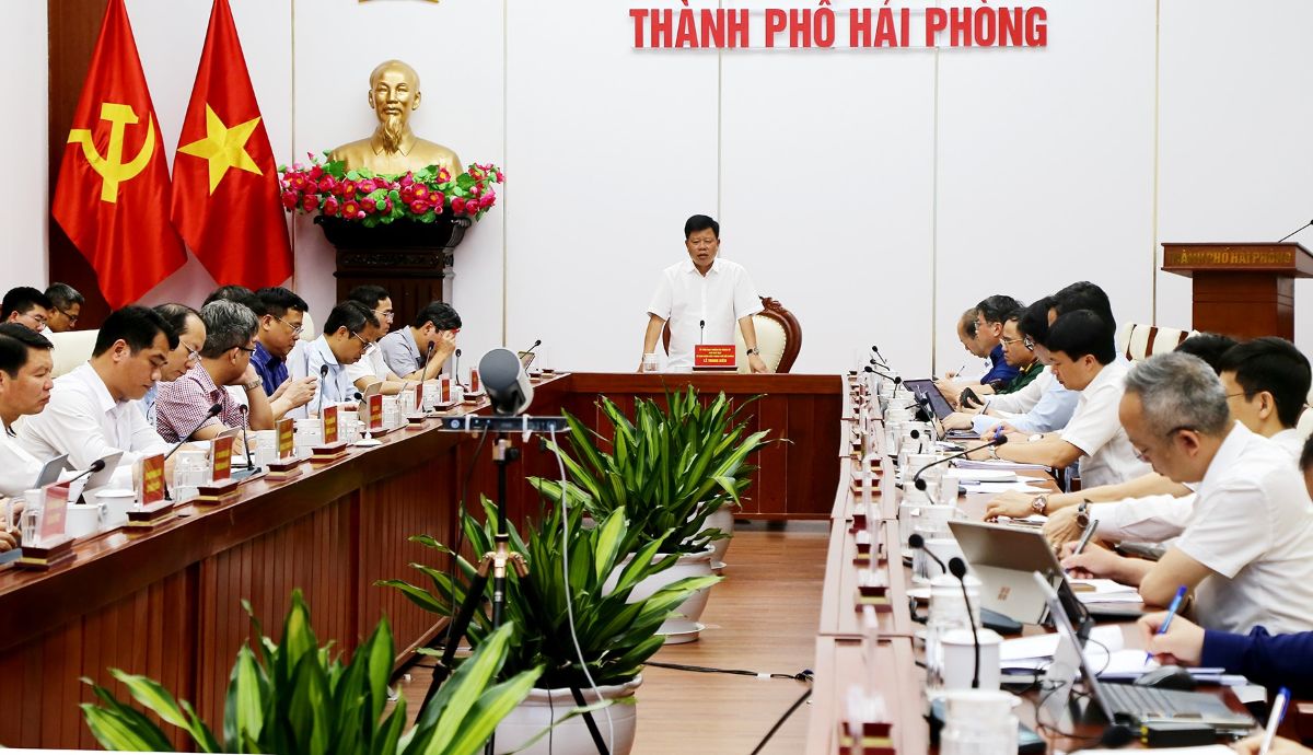 Vice Chairman of the City People's Committee Le Trung Kien speaks at a meeting to discuss solutions to effectively handle backlog and slow-progress projects. Photo: Hai Phong e-Portal