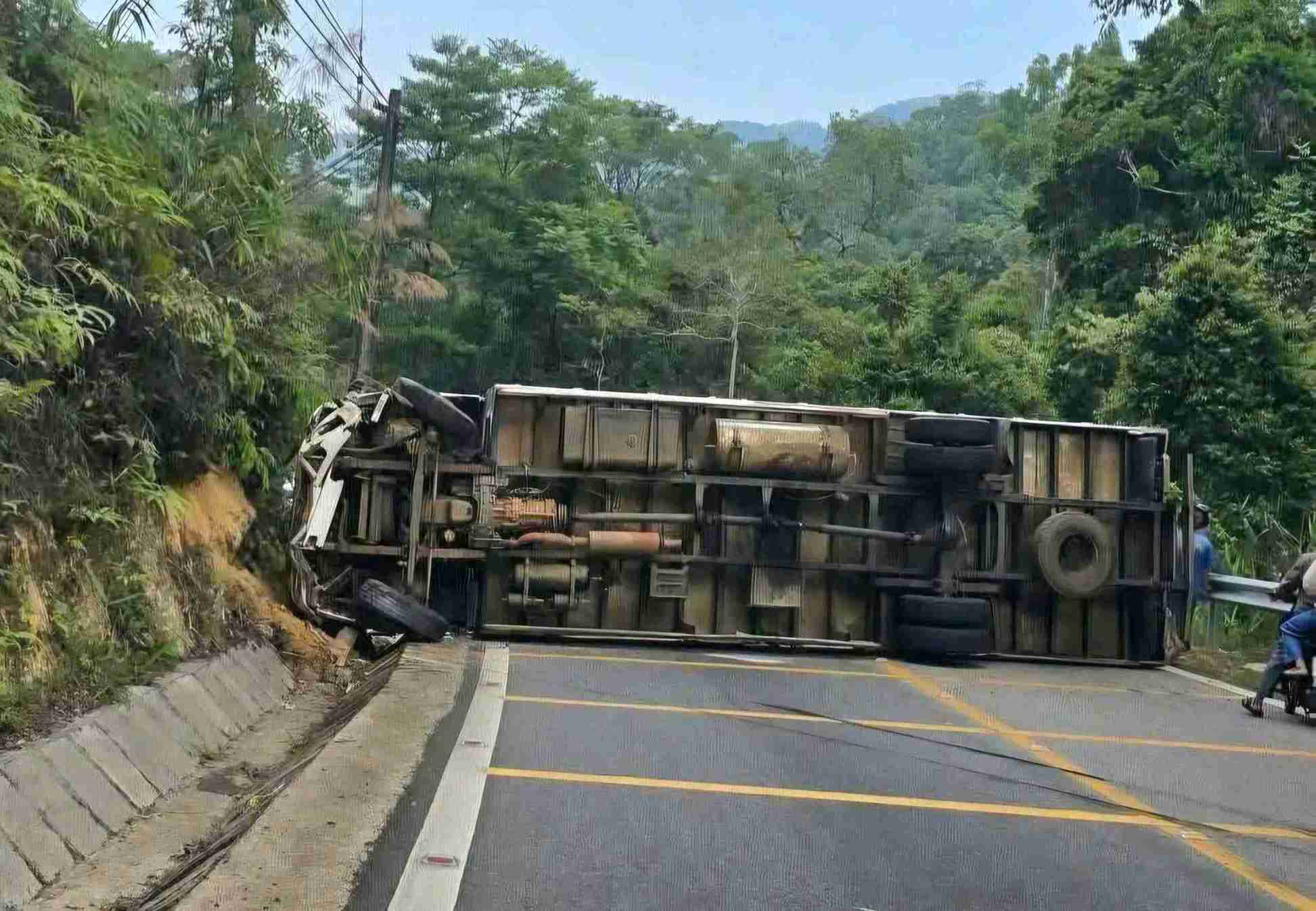 Truck overturns, paralyzing B40 pass. Photo: Phuc Khanh