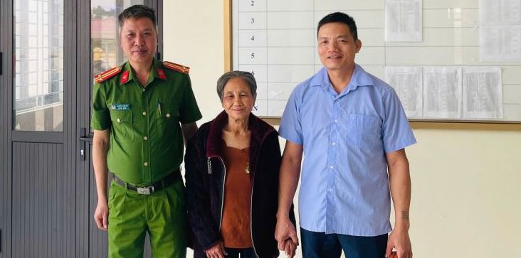 The lost old woman was wholeheartedly helped by Dai Dong Commune Police and returned in the joy of her relatives. Photo: Hung Yen Provincial Police