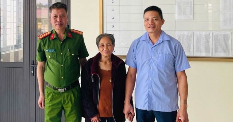 Công an Hưng Yên giúp cụ bà lạc đường về với gia đình lúc nửa đêm