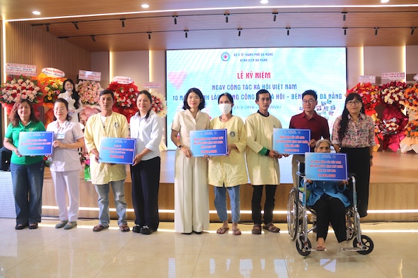 Lễ kỷ niệm Ngày công tác xã hội Việt Nam và 10 năm thành lập Phòng Công tác xã hội - Bệnh viện Đà Nẵng. Ảnh: Nguyễn Linh