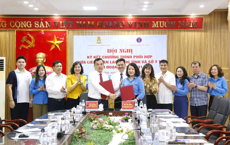 Lang Son Provincial Labor Federation and Department of Health sign a new phase cooperation program. Photo: Khanh Linh
