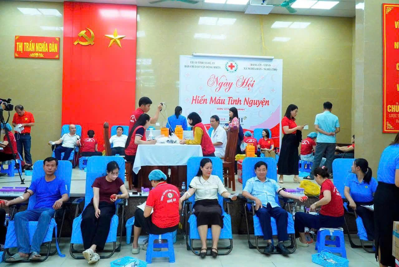 Người dân, cán bộ, lực lượng vũ trang tham gia hiến máu tại chương trình ở Nghệ An. 