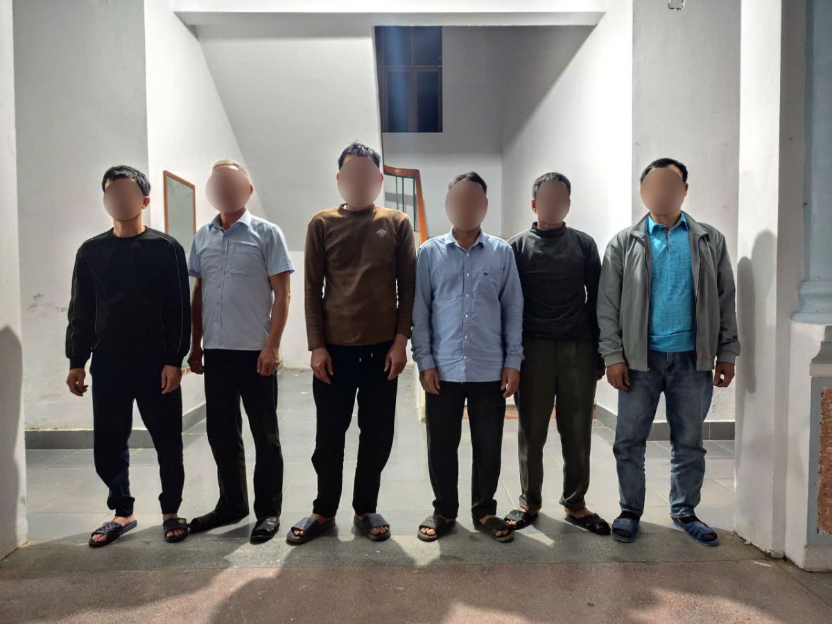 容疑者グループが違法賭博に集まっています。写真:フンイエン省警察