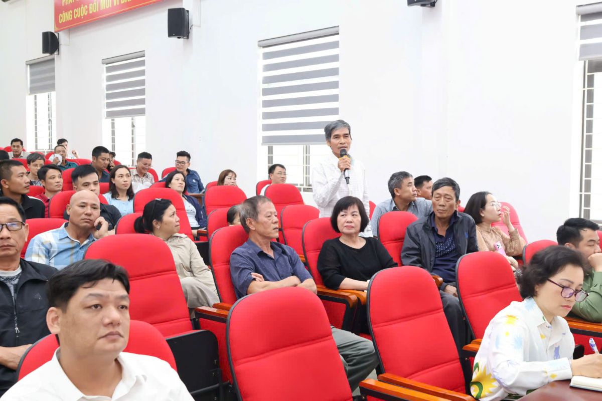 Representatives of households subject to land acquisition to implement the project speak at the meeting. Photo: Hai Phong e-Portal