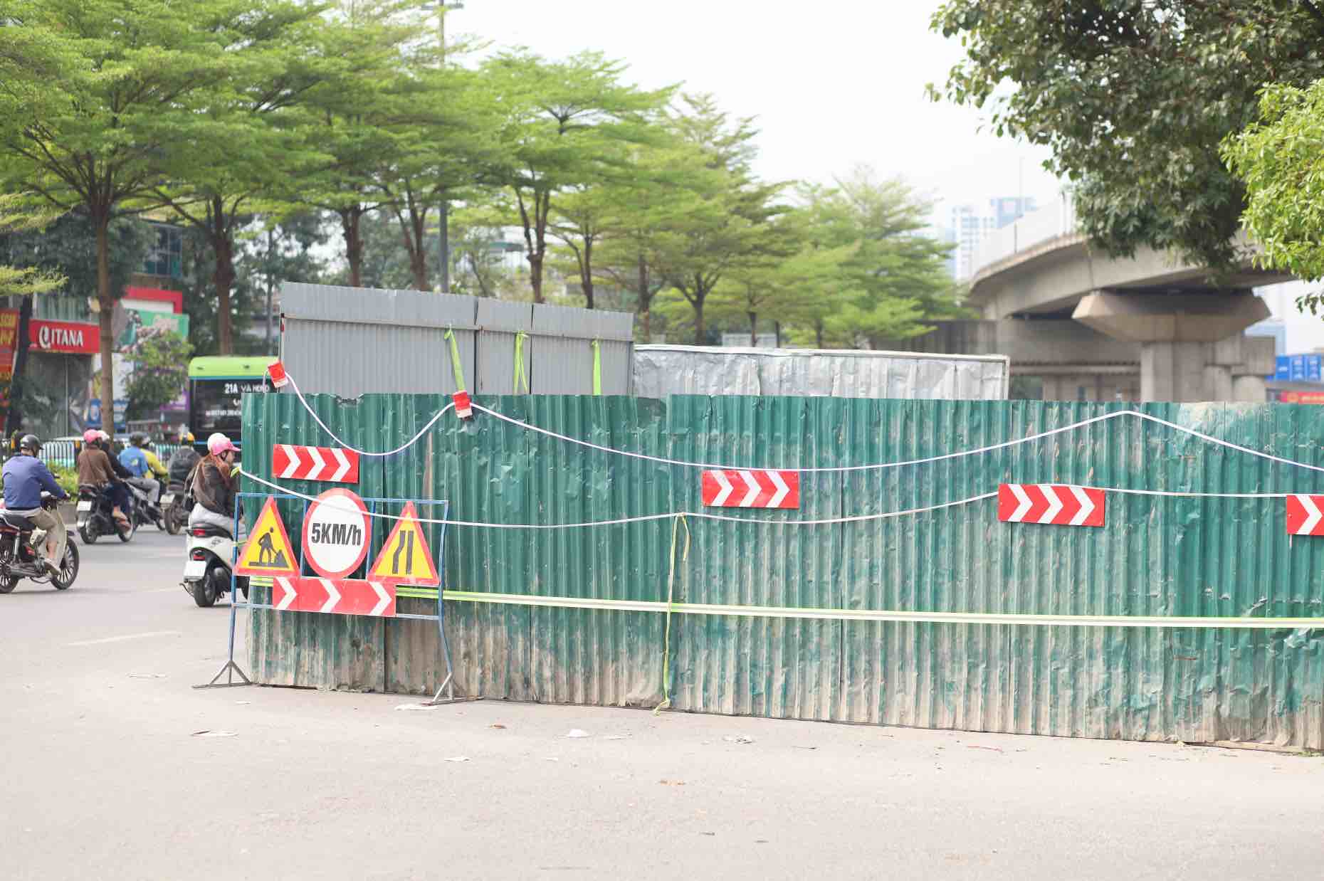 Hanoi dismantles construction barriers on many streets before the 30th. 4. Photo: Kim Thuy