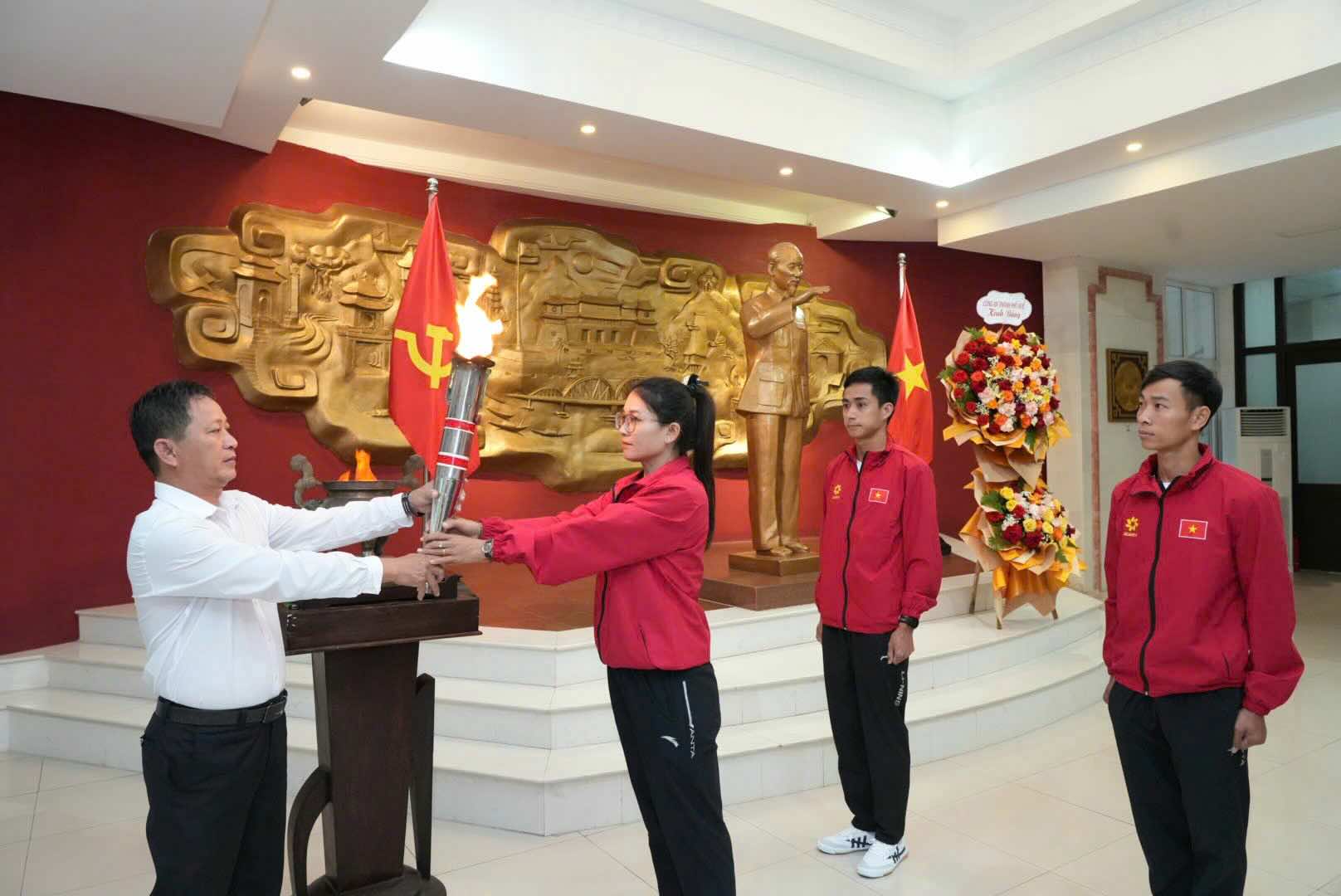 Công an TP Huế thực hiện nghi thức rước đuốc tại Bảo tàng Hồ Chí Minh. Ảnh: Phan Bé.