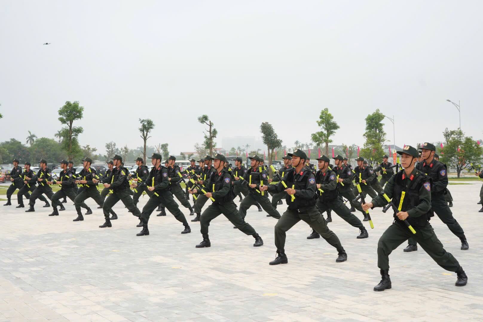 Martial arts performance by officers and soldiers of the Central Mobile Police Regiment. Photo: Phan Be.