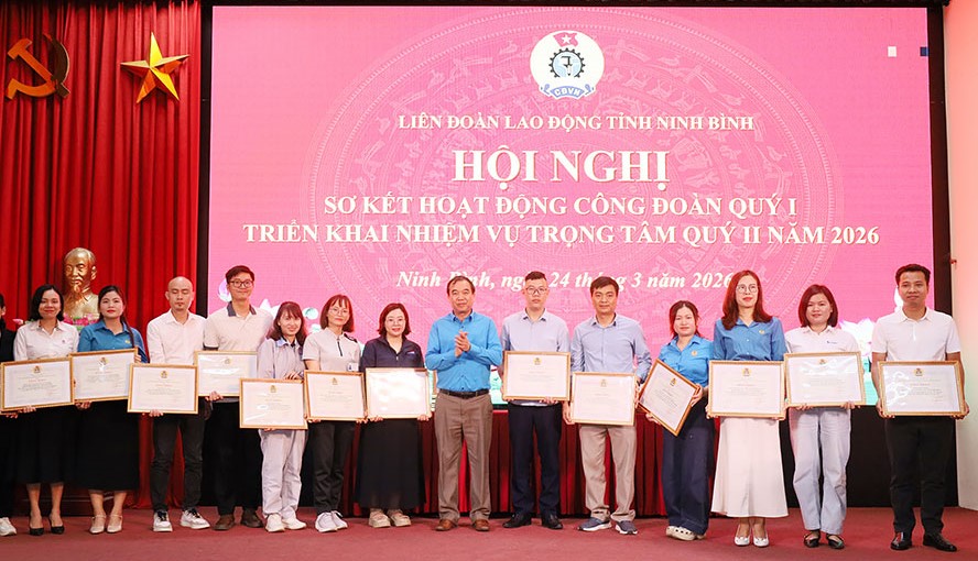 Leaders of Ninh Binh Provincial Labor Federation awarded Certificates of Merit to collectives and individuals with outstanding achievements in the emulation movement for good labor and building a strong Trade Union organization. Photo: Dieu Anh