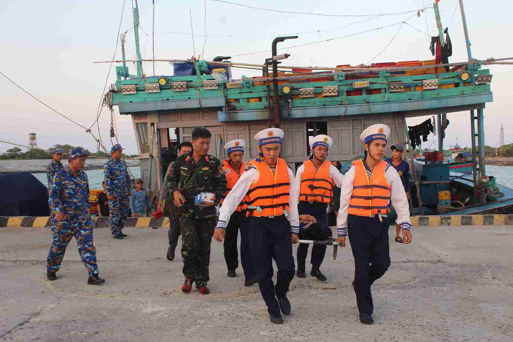 Song Tu Tay island clinic handles a case of injury due to a work accident. Photo: Navy provided