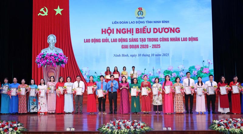 Representatives of the leadership of the Provincial Labor Federation award certificates to typical workers in emulation movements. Photo: Nguyen Truong