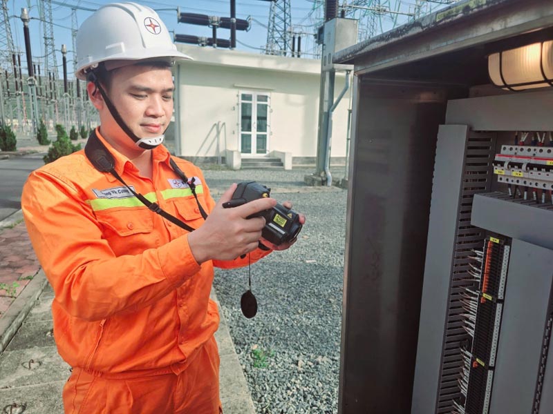 Mr. Duong Van Cuong checks Quang Trach 500kV substation equipment. Photo: Quang Thang