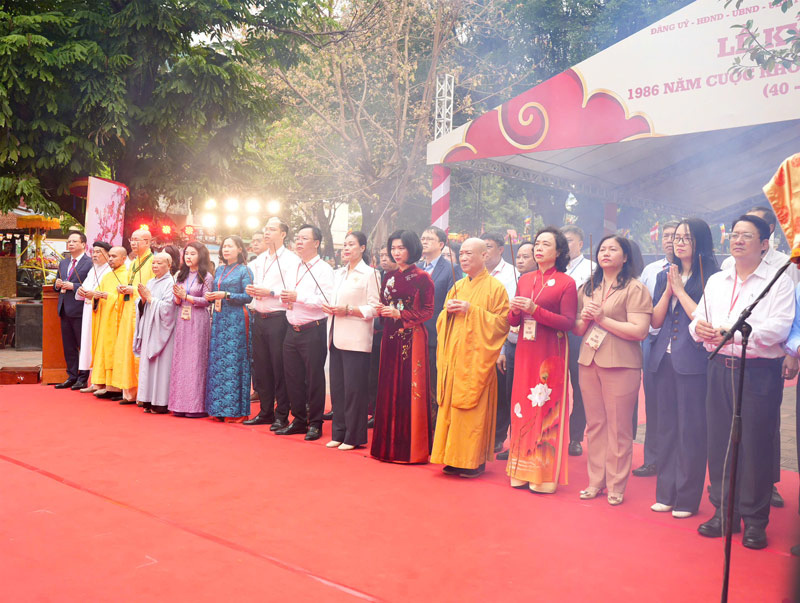 Các đại biểu thực hiện nghi lễ dâng hương, tưởng nhớ 2 vị nữ anh hùng kiệt xuất của dân tộc Trưng Trắc, Trưng Nhị. Ảnh: UBND phường Hai Bà Trưng