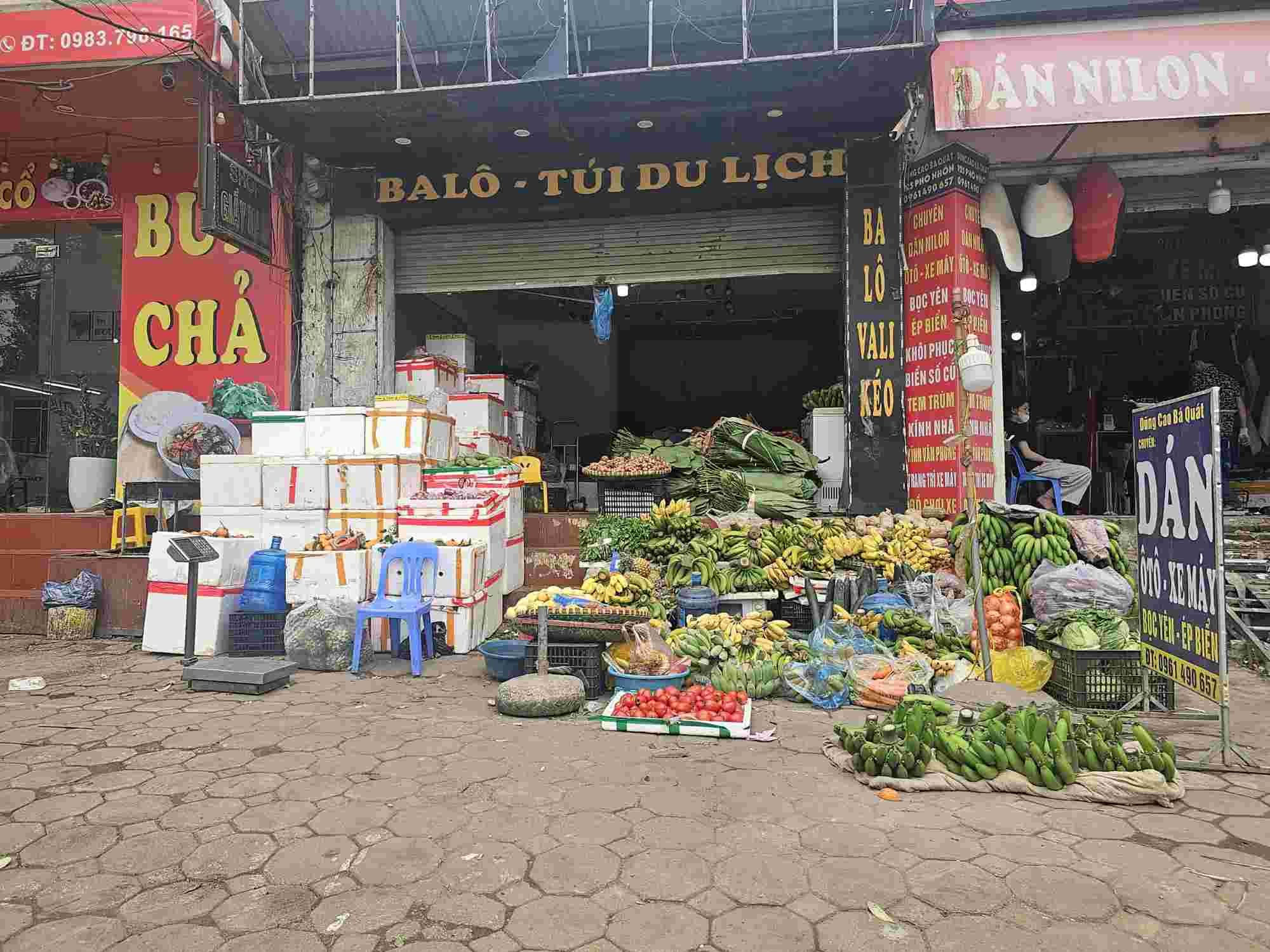 Small traders encroach on sidewalks to do business and trade on National Highway 32 (section from Di Ai street - NT Home Phuong Canh apartment building, Xuan Phuong ward). Photo: Huu Chanh