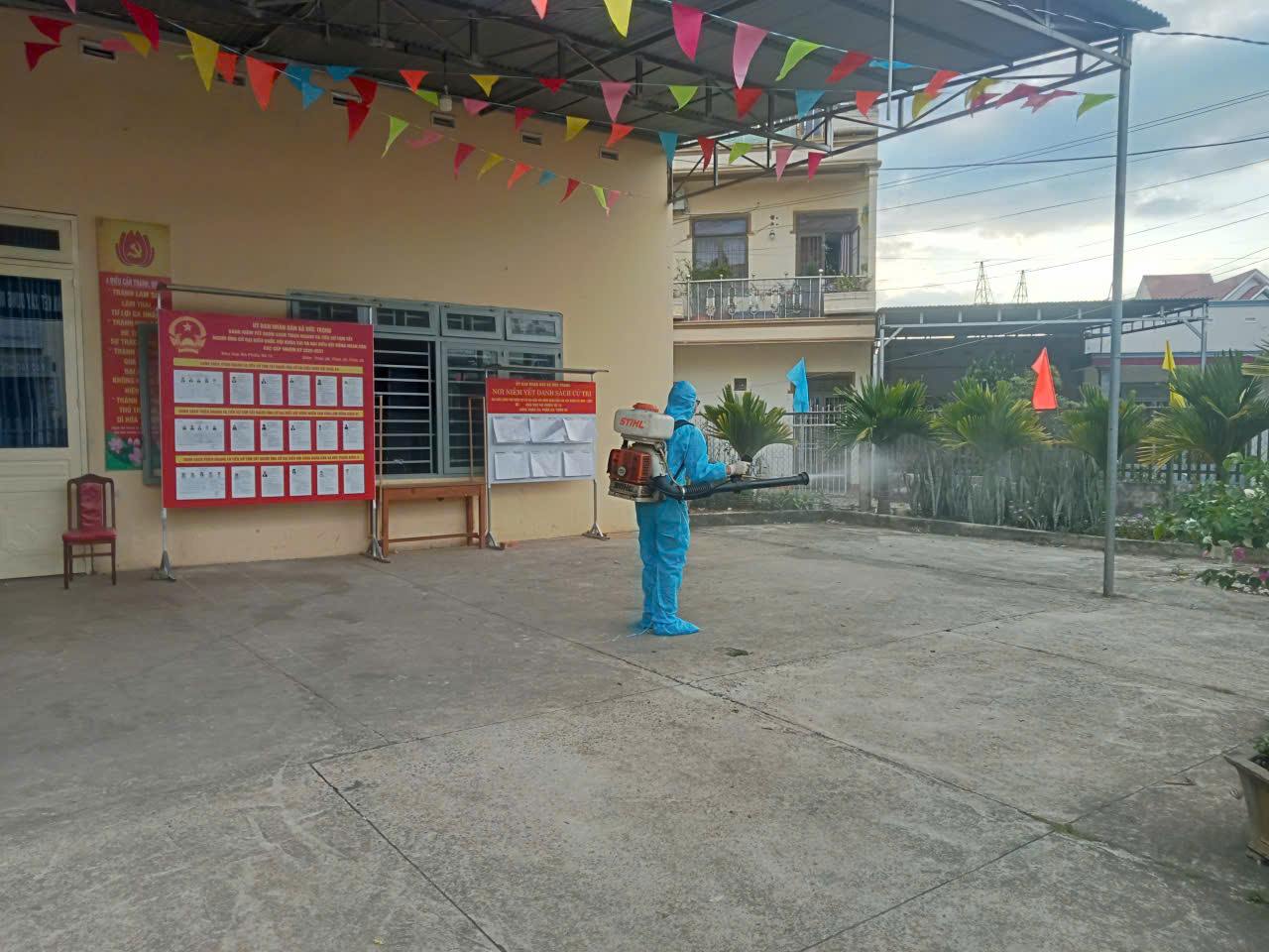 Lam Dong Provincial Health sector proactively disinfects to prevent meningococcal disease. Photo: Phuc Khanh