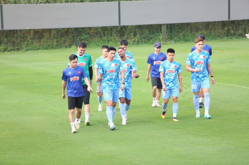 Nhóm cầu thủ Công an Hà Nội tập nhẹ do vừa trải qua trận đấu tại V.League. Ảnh: Văn Phong