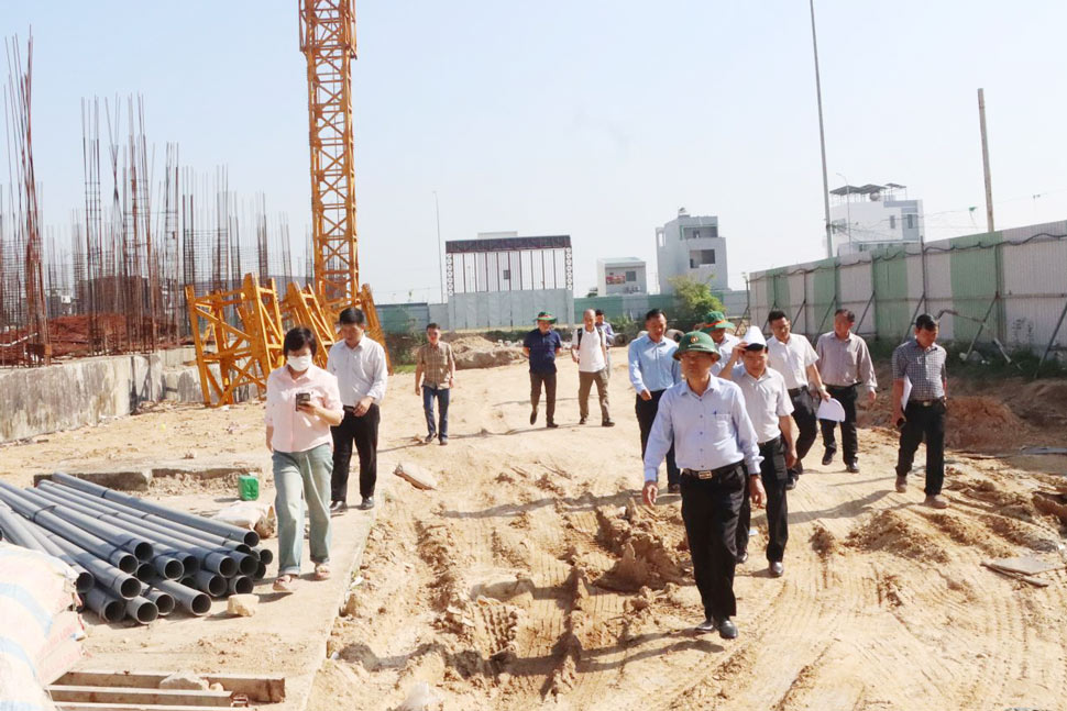 Vice Chairman of Gia Lai Provincial People's Committee Nguyen Tu Cong Hoang inspected the Ecohome Nhon Binh project. Photo: Kim Loan