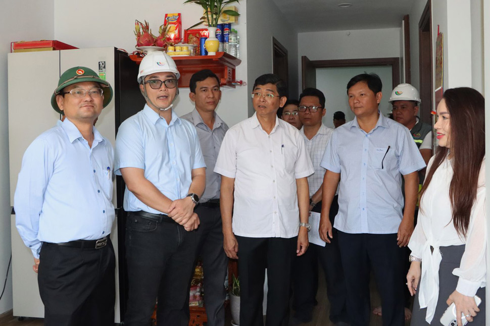 Ông Nguyễn Tự Công Hoàng (mũ xanh) tham quan 1 căn hộ thuộc dự án Solrise Nhơn Phú. Ảnh: Kim Loan