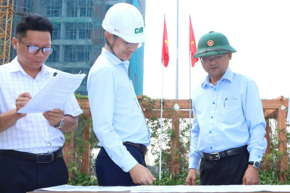 Ông Nguyễn Tự Công Hoàng (mũ xanh) kiểm tra dự án IEC Residences Quy Nhơn. Ảnh: Kim Loan