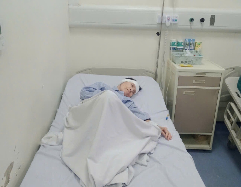 Bà Huy sau cuộc đại phẫu tại Bệnh viện Quân y 103. Ảnh: Gia đình cung cấp