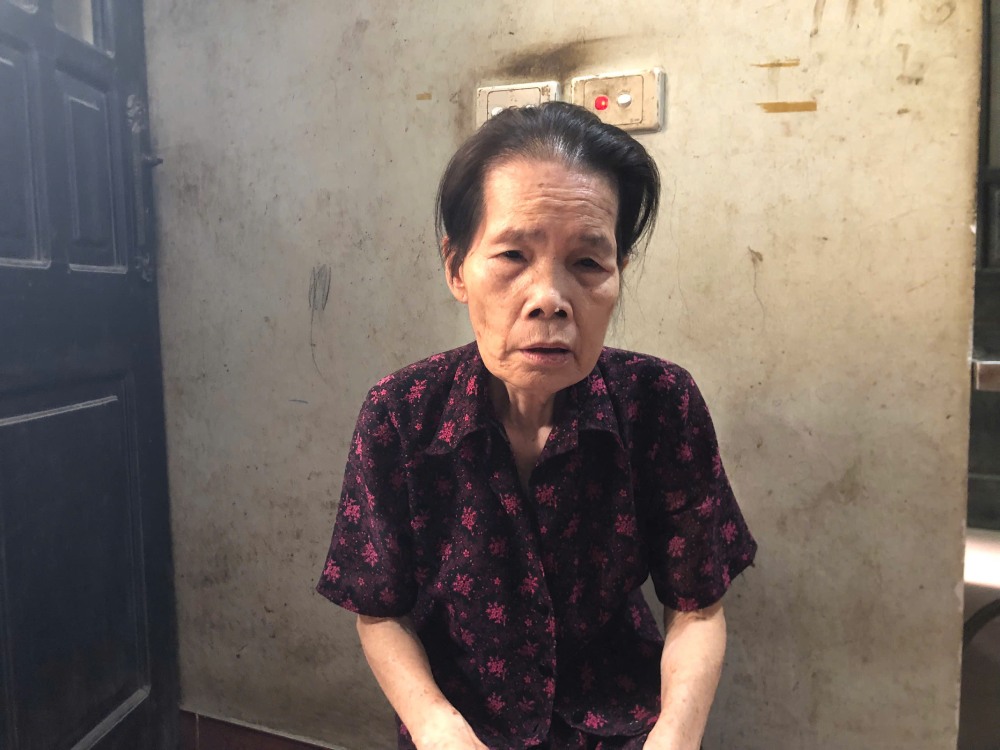 Tuổi già, bệnh tật, không còn khả năng lao động, cuộc sống của bà Huy giờ đây phụ thuộc hoàn toàn vào gia đình. Ảnh: Quỳnh Chi