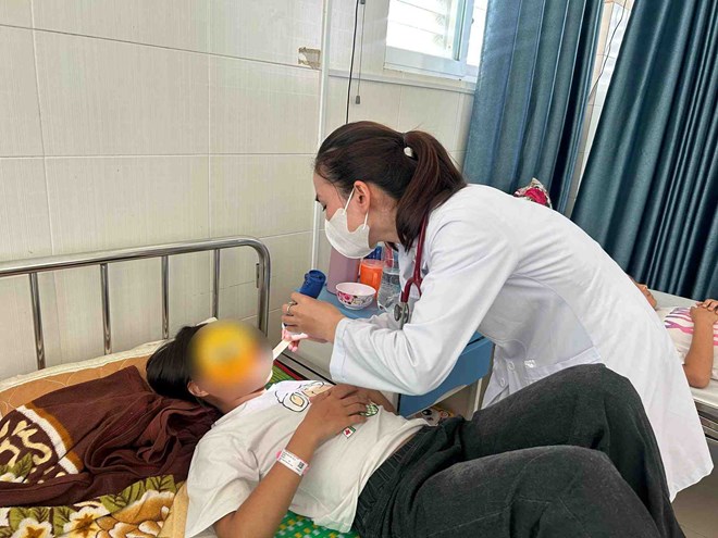Doctors at Quang Ngai Provincial Obstetrics and Pediatrics Hospital check the health of a baby girl with suspected food poisoning symptoms after eating bread. Photo: Dong Giang