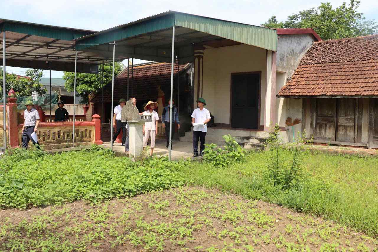 Leaders of Duc Quang commune (Ha Tinh province) inspect households affected by the North-South high-speed railway project. Photo: Tran Tuan