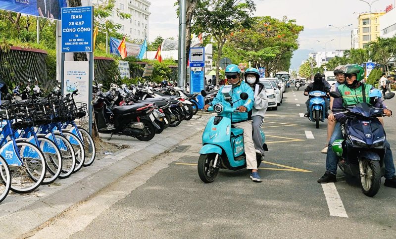 Green traffic, less dust and noise gradually becomes the choice of Da Nang people. Photo: Hoang Bin