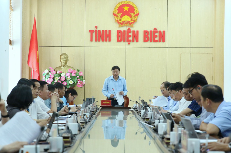 Ông Lê Văn Lương - Chủ tịch UBND tỉnh Điện Biên phát biểu tại cuộc họp. Ảnh: Tuyết Anh