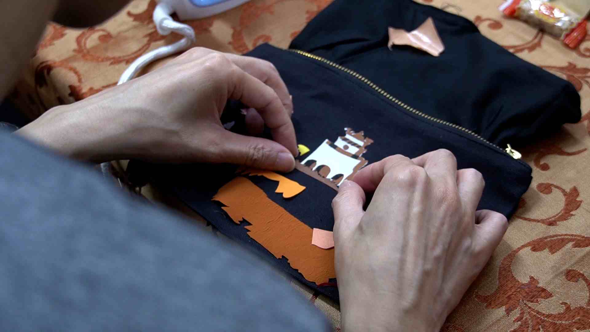 Du khách lựa chọn Hồ Gươm làm hình tượng chính cho sản phẩm của mình. Ảnh: Phương Anh