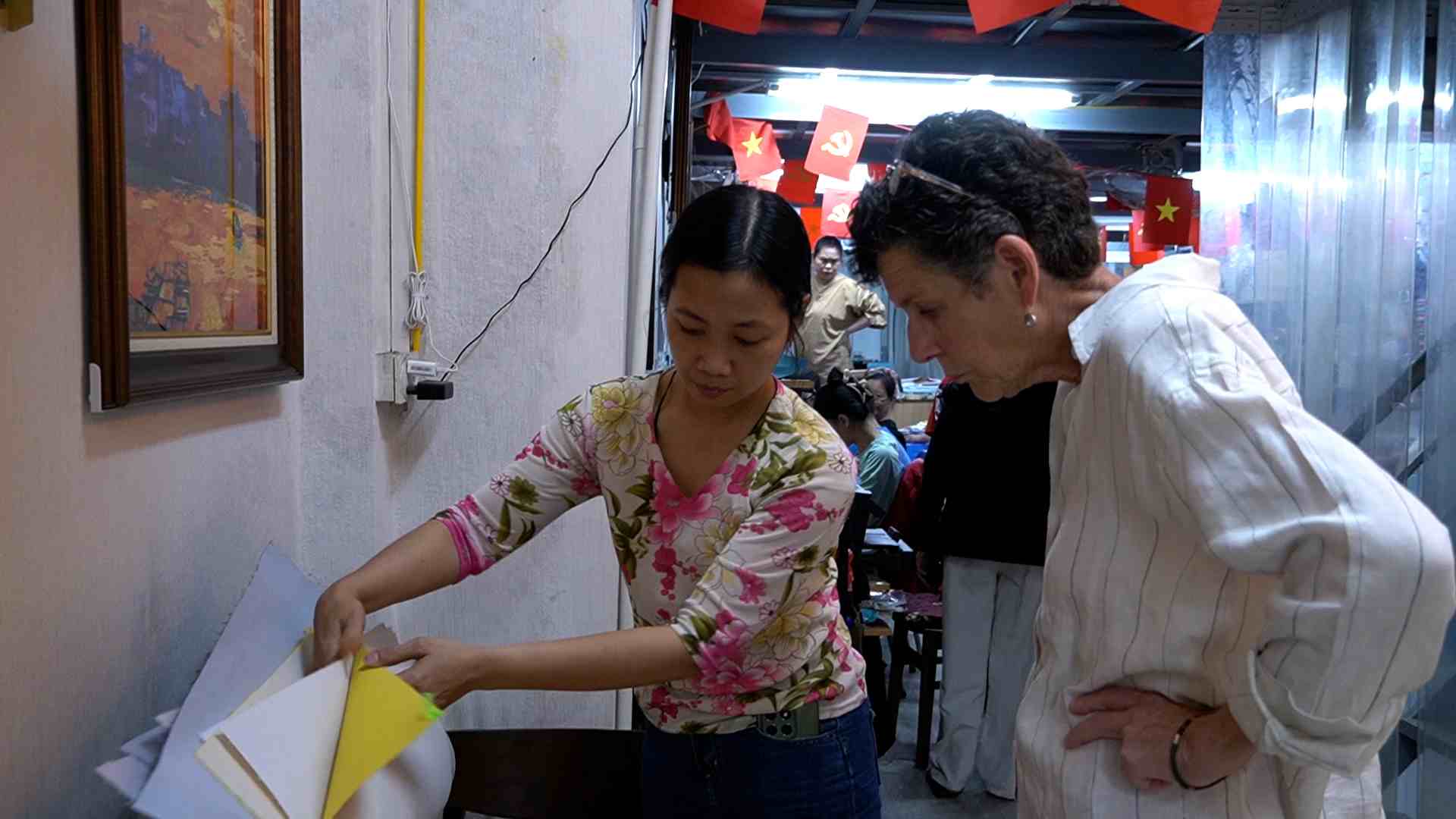 Chị Nguyễn Hương Ly là hướng dẫn viêm kiêm phiên dịch viên tại Vụn Art. Ảnh: Phương Anh