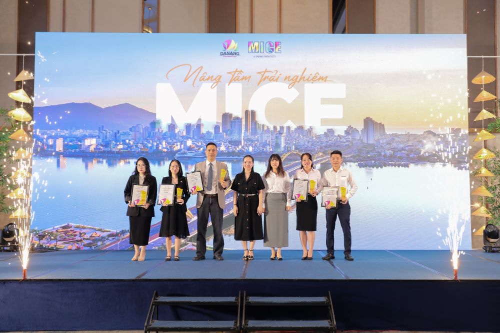 5 doanh nghiệp tiêu biểu được vinh danh tại chương trình. Ảnh: Trần Thi