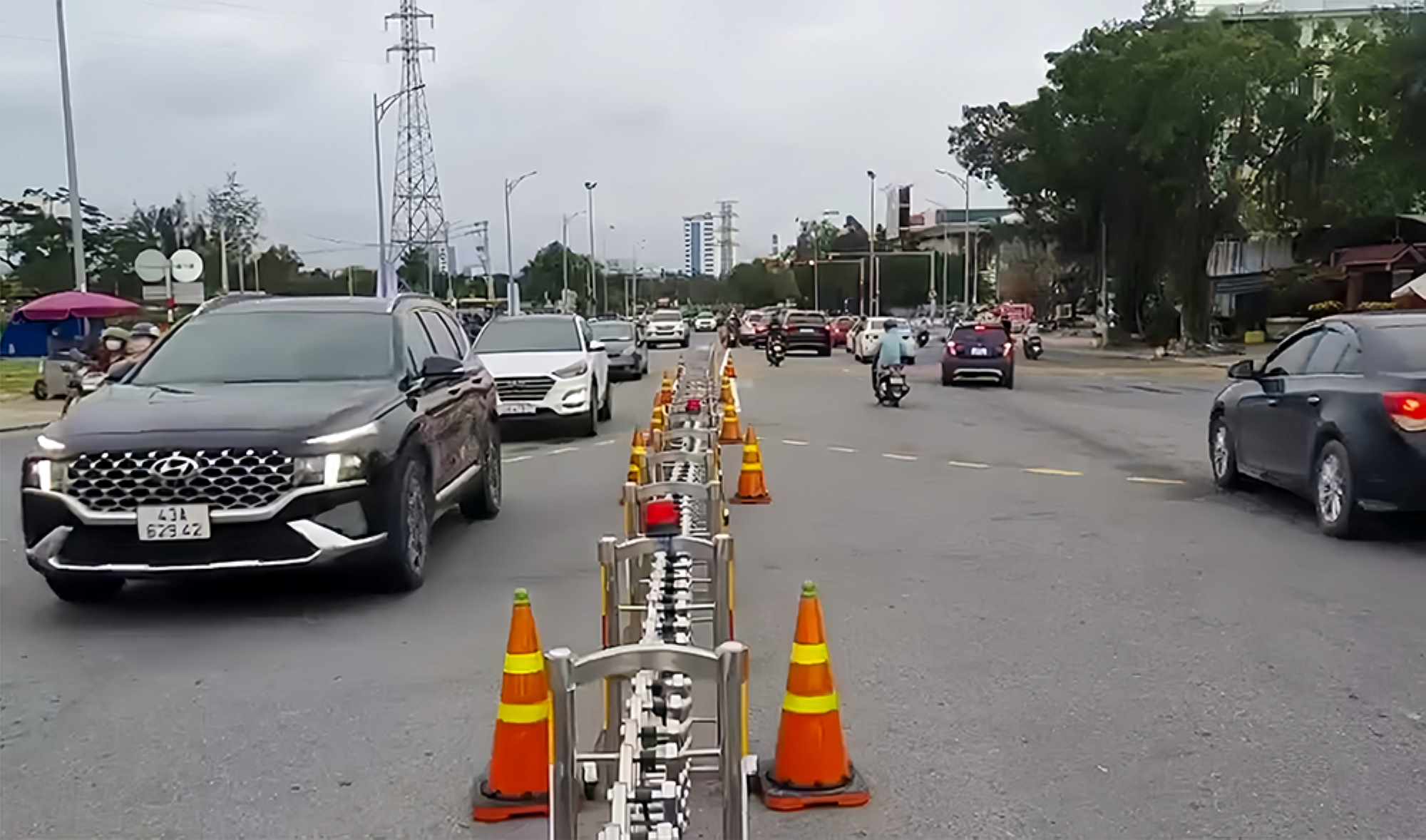 Mobile fence at the beginning of Hoa Xuan bridge. Photo: Anh Quang