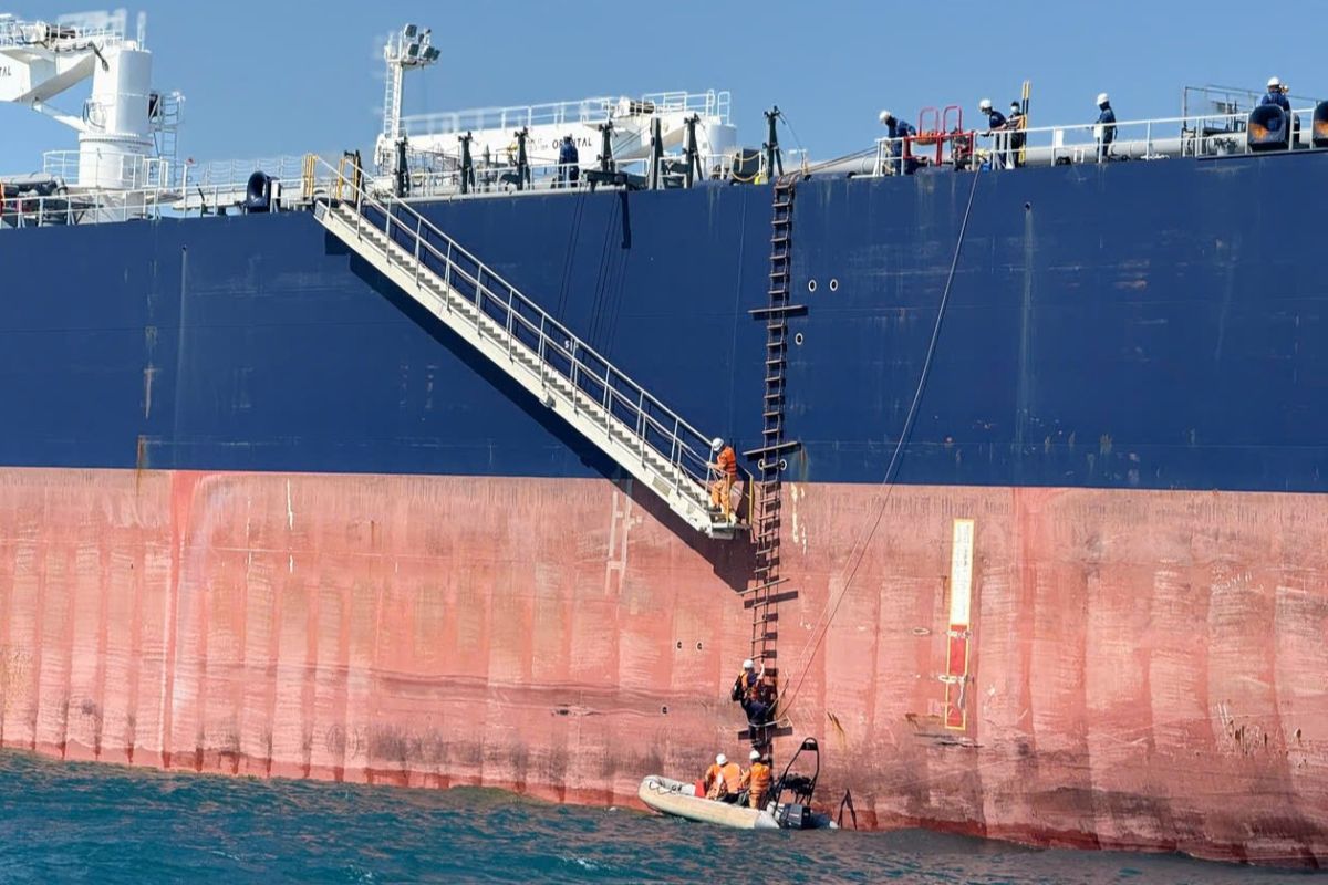 Le navire SAR 413 s'approche d'un navire étranger, aidant à ramener les membres d'équipage en détresse à terre pour poursuivre leur traitement. Photo: Centre III