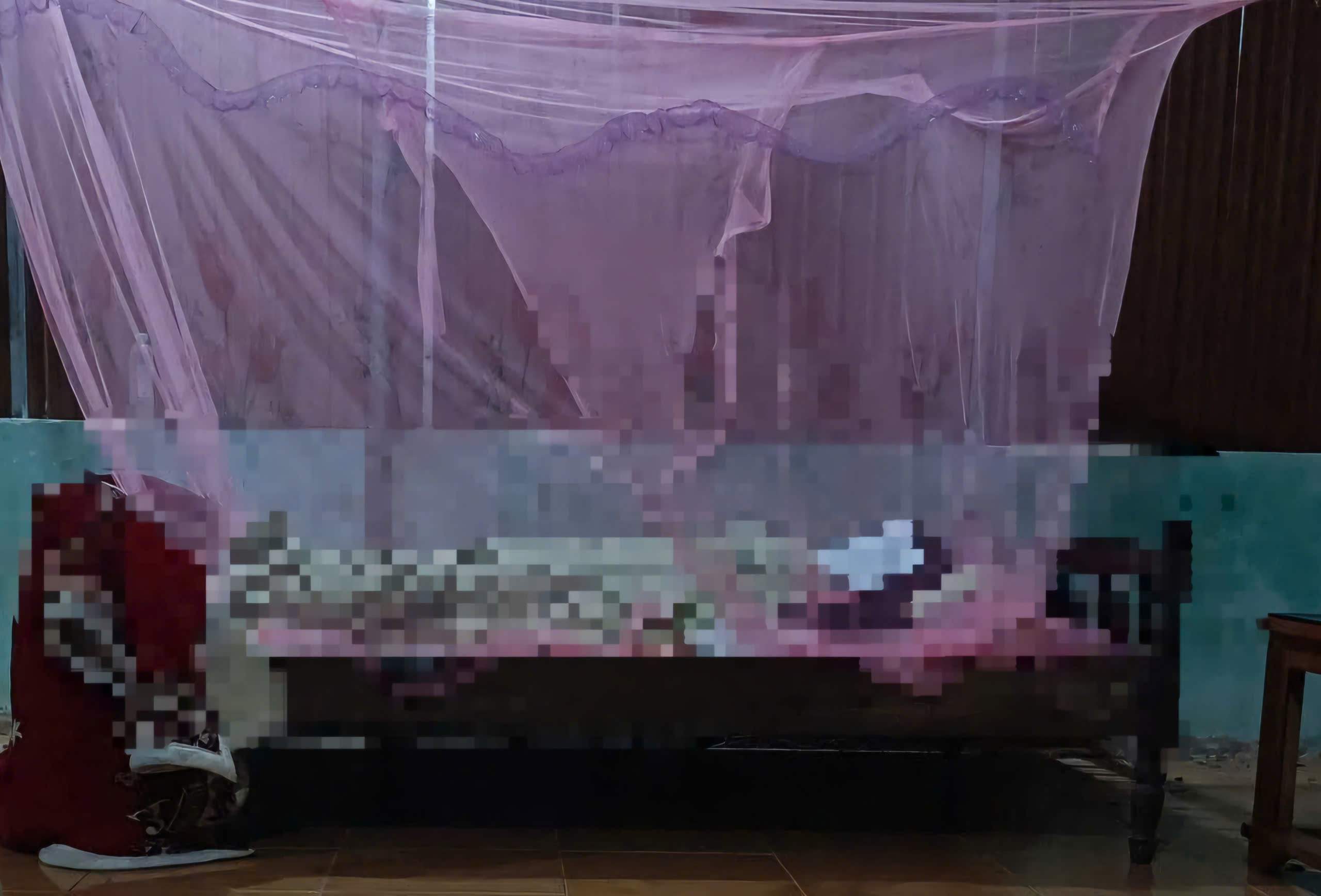 Le corps de l'une des 2 fillettes retrouvées mortes noyées. Photo: Dương Phong