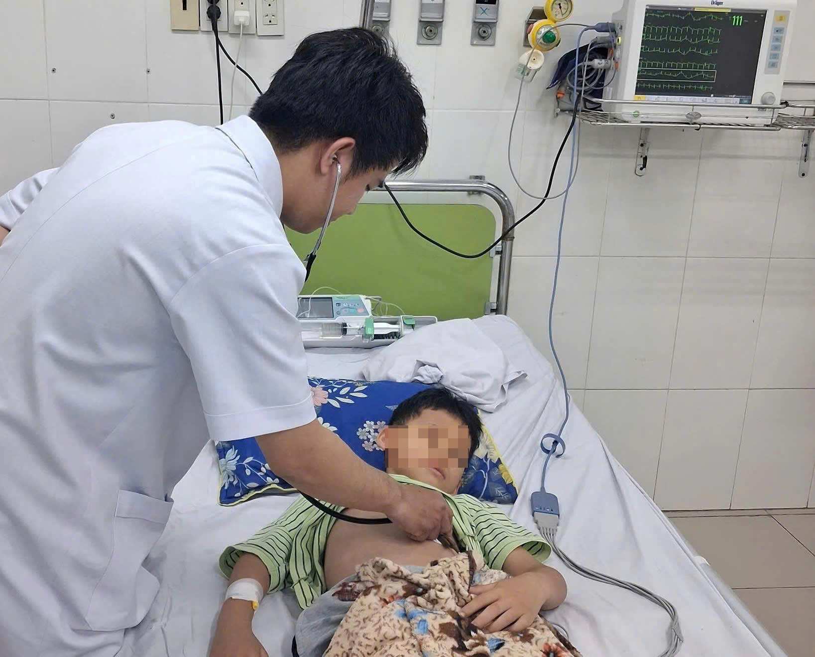 Baby boy hospitalized for abdominal pain, saved after being diagnosed with critical myocarditis. Photo: Khanh Hoa