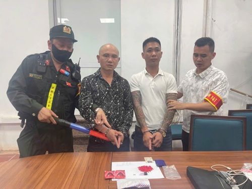 Công an Hà Nội bắt giữ 2 đối tượng giấu gần 200 viên ma túy trên ôtô. Ảnh: CAHN