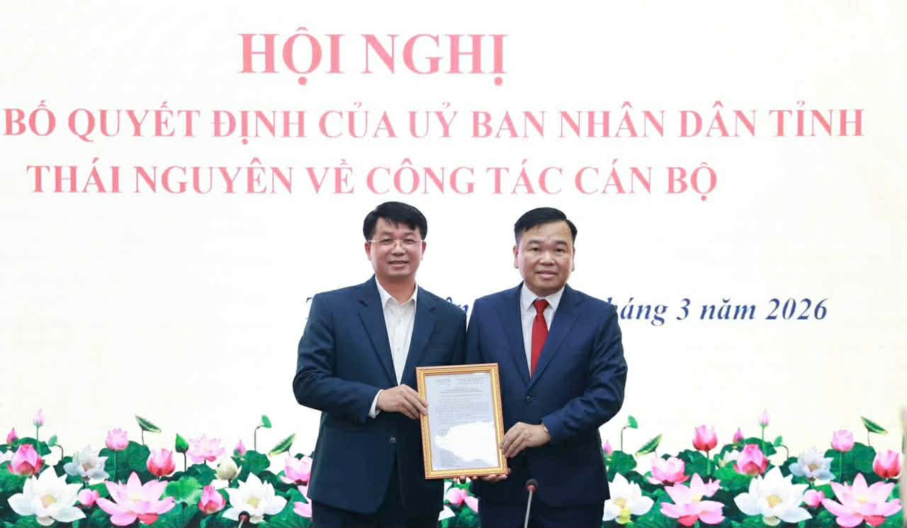Vice Chairman of Thai Nguyen Provincial People's Committee Nong Quang Nhat (left) presents the decision to the new Director of the Department of Ethnic Minorities and Religions Duong Huu Buong. Photo: The Toan.