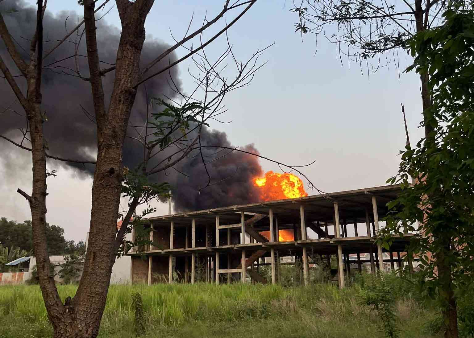 Đám cháy lớn kèm cột khói bốc cao hàng chục mét. Ảnh: Bạn đọc cung cấp