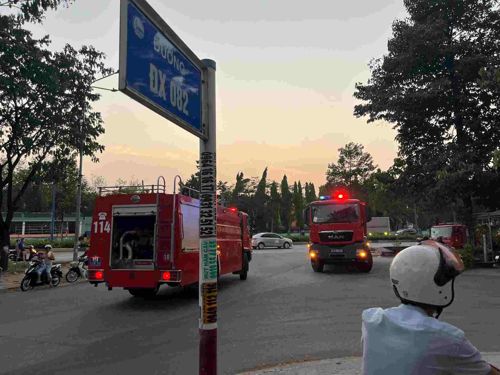 Lực lượng chức năng đang điêu tiết giao thông, các xe cứu hỏa đang tiếp cận hiện trường dập lửa. Ảnh: Bạn đọc cung cấp