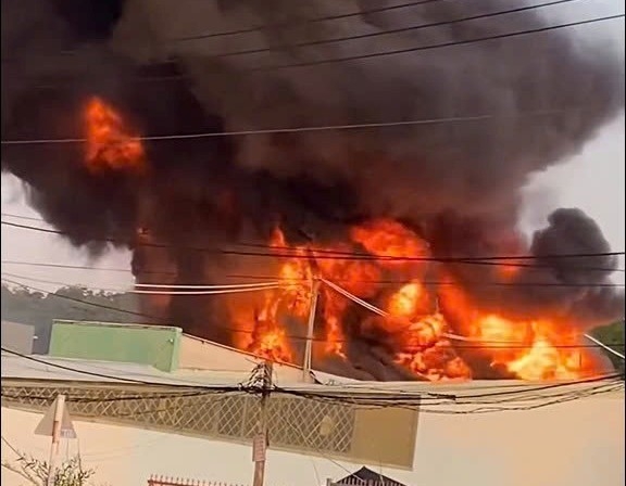 Scene of the factory fire in Chanh Hiep ward, Ho Chi Minh City. Photo: Reader provided