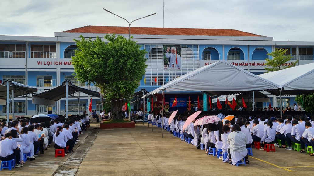 Bac Lieu Specialized High School welcomes students at the beginning of the new school year. Photo: Nhat Ho.