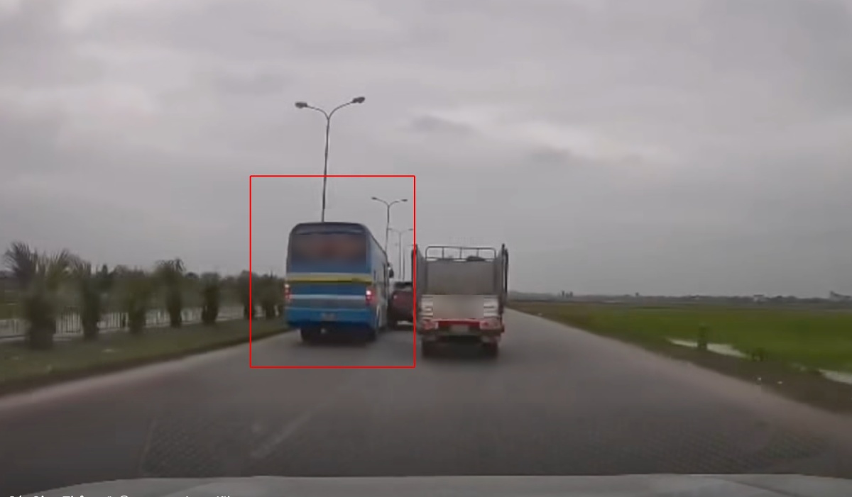 Ninh Binh traffic police fine 2 drivers for lane change and overtaking causing collisions through feedback from social networks. Photo: Cut from clip