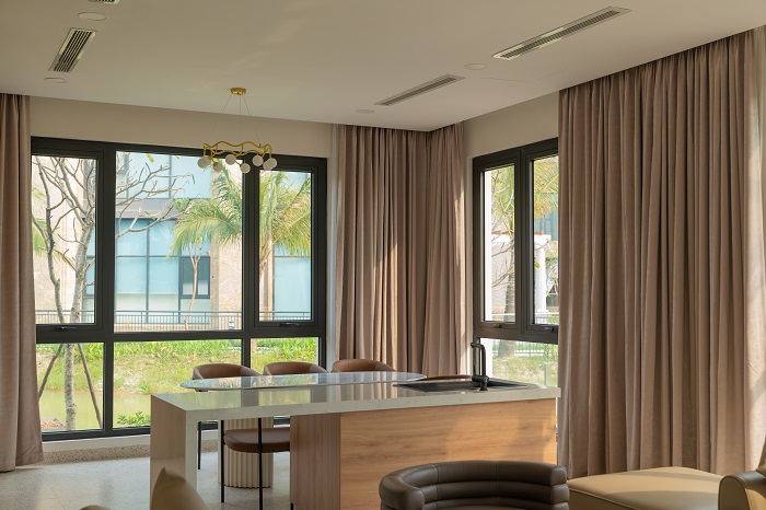 Ảnh 10: Không gian được thiết kế thoáng đãng, với từng chi tiết được tính toán kỹ lưỡng nhằm mang lại cảm giác thư thái, chữa lành cho người bệnh. Nhờ đó, những áp lực, mệt mỏi thường thấy khi đến bệnh viện dần được xóa nhòa, nhường chỗ cho sự an tâm và dễ chịu trong suốt quá trình hồi phục.