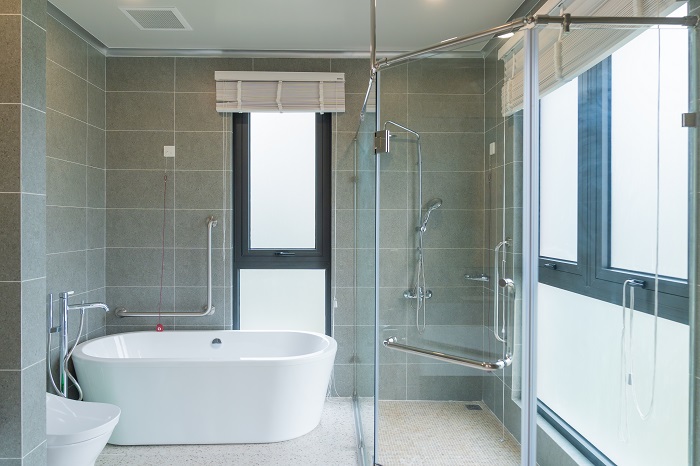 Ảnh 11: Phòng vệ sinh sang trọng, trang bị đầy đủ tiện nghi hiện đại, tối ưu công năng sử dụng và đảm bảo tiêu chuẩn an toàn, mang đến sự thoải mái, thuận tiện cho người bệnh và gia đình trong sinh hoạt hàng ngày.