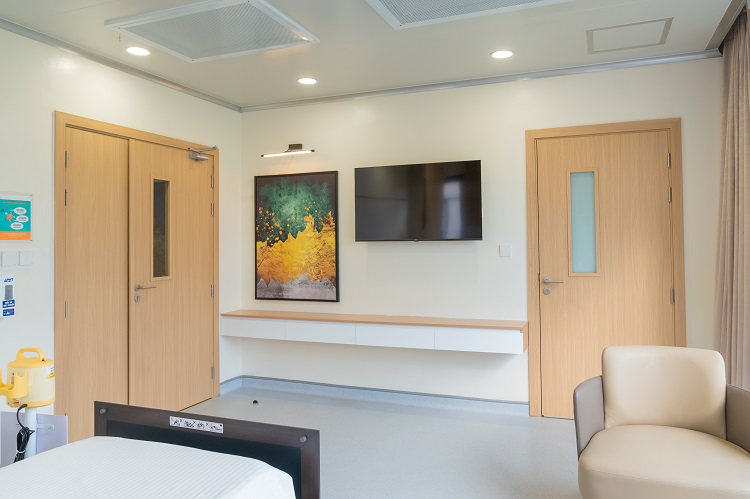 Ảnh 12: Đặc biệt, mỗi căn biệt thự được bố trí phòng riêng cho người thân và khu vực riêng cho nhân viên y tế túc trực 24/24, bảo đảm quá trình chăm sóc diễn ra liên tục, chuyên nghiệp, đồng thời vẫn giữ trọn không gian riêng tư và sự thoải mái cho gia đình.