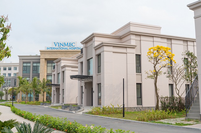 Ảnh 2: Biệt thự nằm ngay trong khuôn viên bệnh viện, vì vậy luôn được đảm bảo an toàn ở mức cao nhất, cho phép kết nối nhanh chóng với hệ thống y tế khi cần thiết, mang lại sự an tâm tuyệt đối cho người bệnh và gia đình.